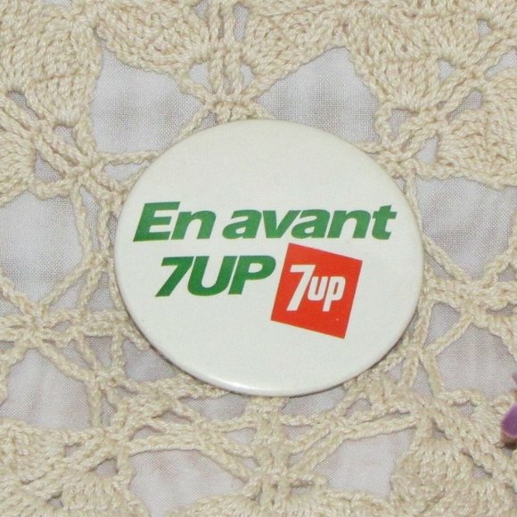 Vintage 7UP Pinback Button French Advertising Promotional Swag - Picture 1 of 3